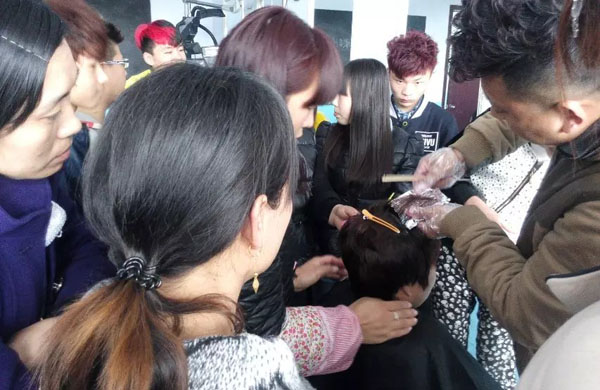 染發(fā)挑染課程教授中