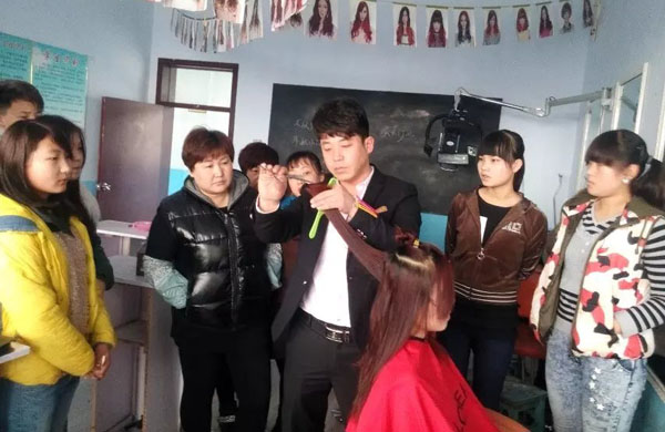 美發(fā)實(shí)踐課，女子中長(zhǎng)發(fā)修剪