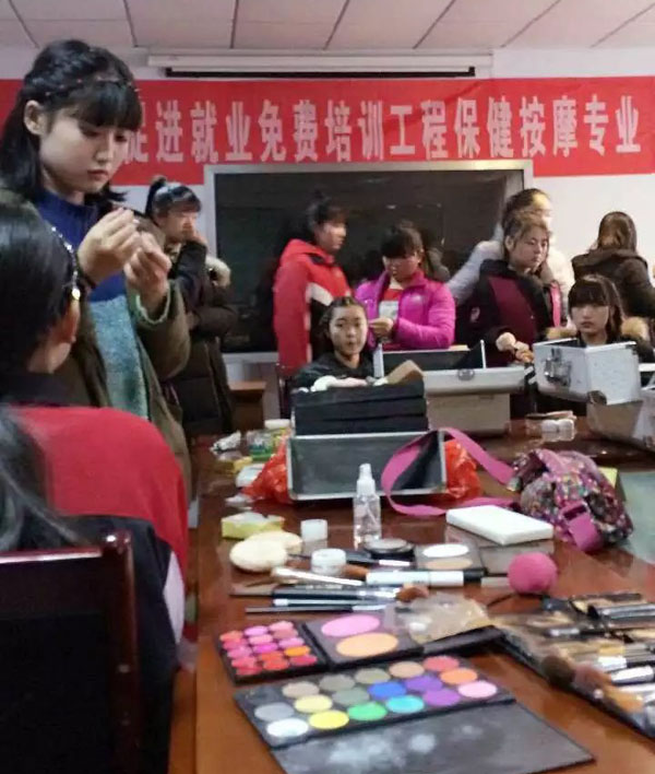 新世紀(jì)化妝班助力德州電大校園藝術(shù)節(jié)