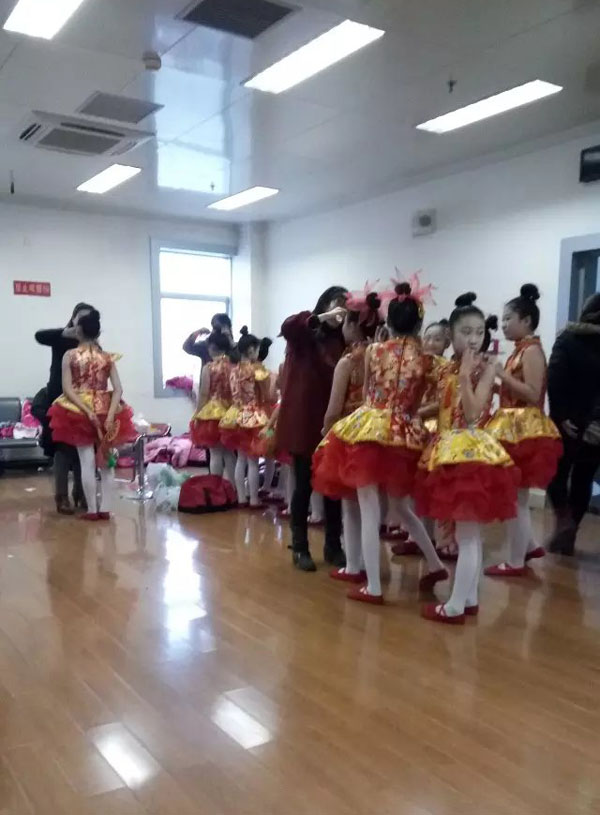 新世紀(jì)化妝團(tuán)隊(duì)攜手山東電視臺(tái)錄制跨年少兒節(jié)目 